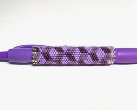 Cubed Pen by Lori Ahlin©2023, Beaded Pen, Delica beads, Beads, Optical Illusions, Beaded Illusion, Beaded Pen Class, Miyuki Beads